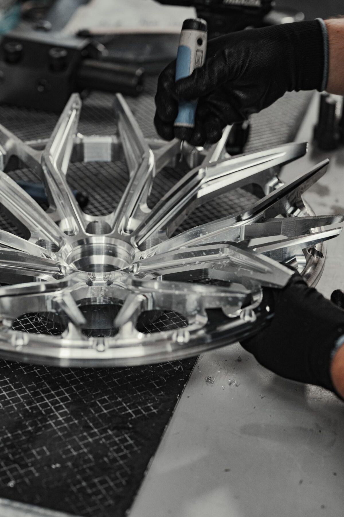 Produkcja felg AL13 Wheels – Ręczne przygotowanie