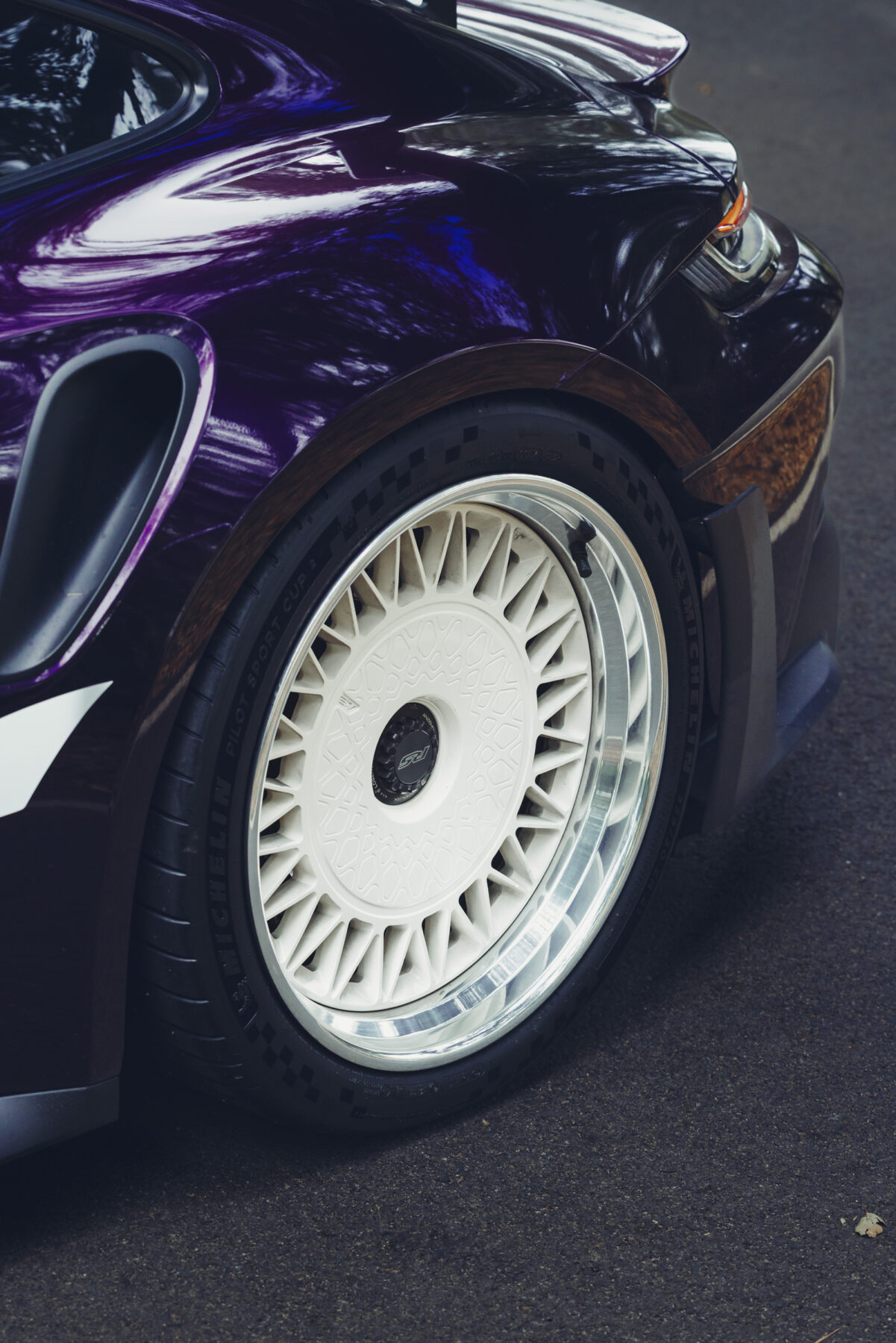 Porsche 911 992 GT3RS na felgach AL13 Wheels C020 | C020FC