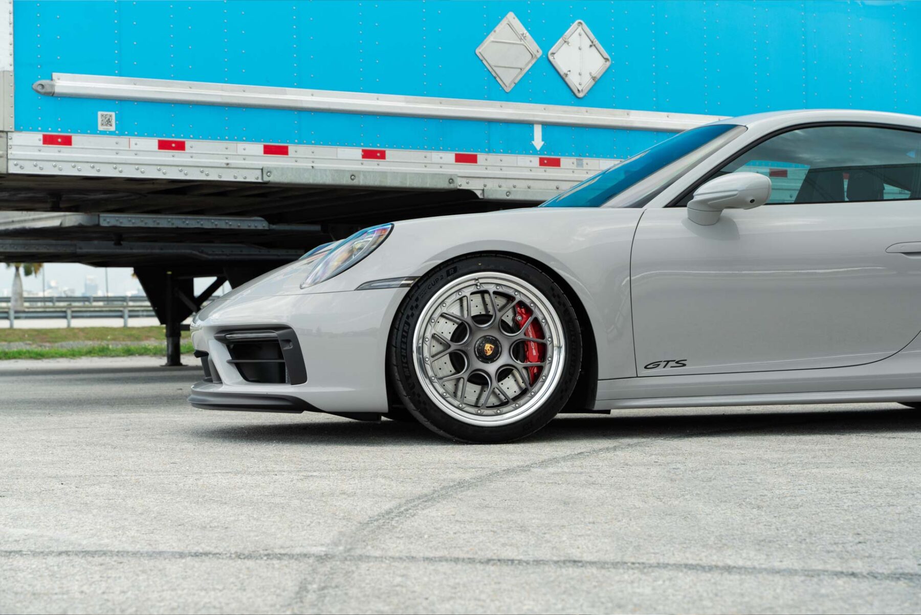 Porsche 911 992 GTS na felgach AL13 Wheels C007R