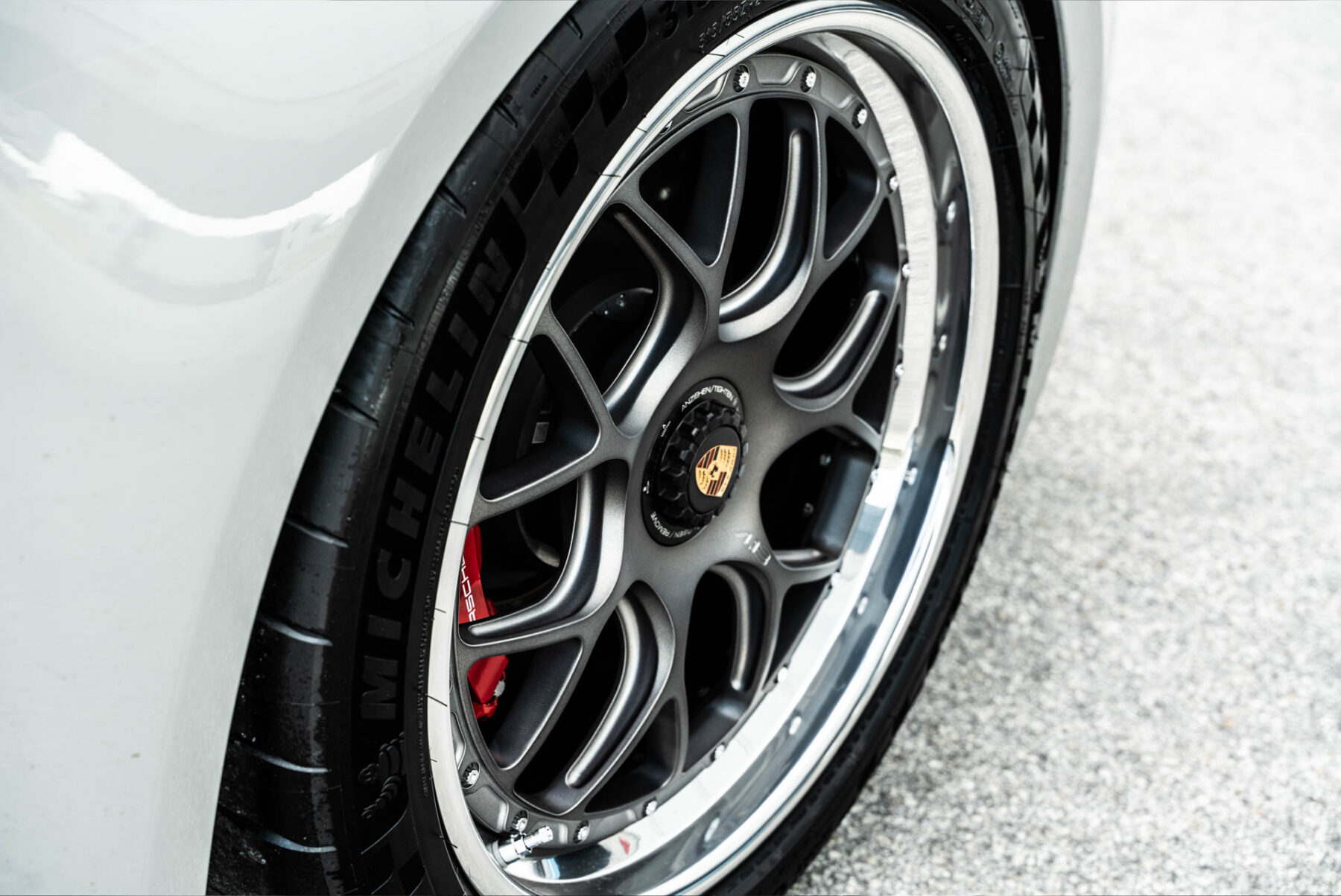 Porsche 911 992 GTS na felgach AL13 Wheels C007R