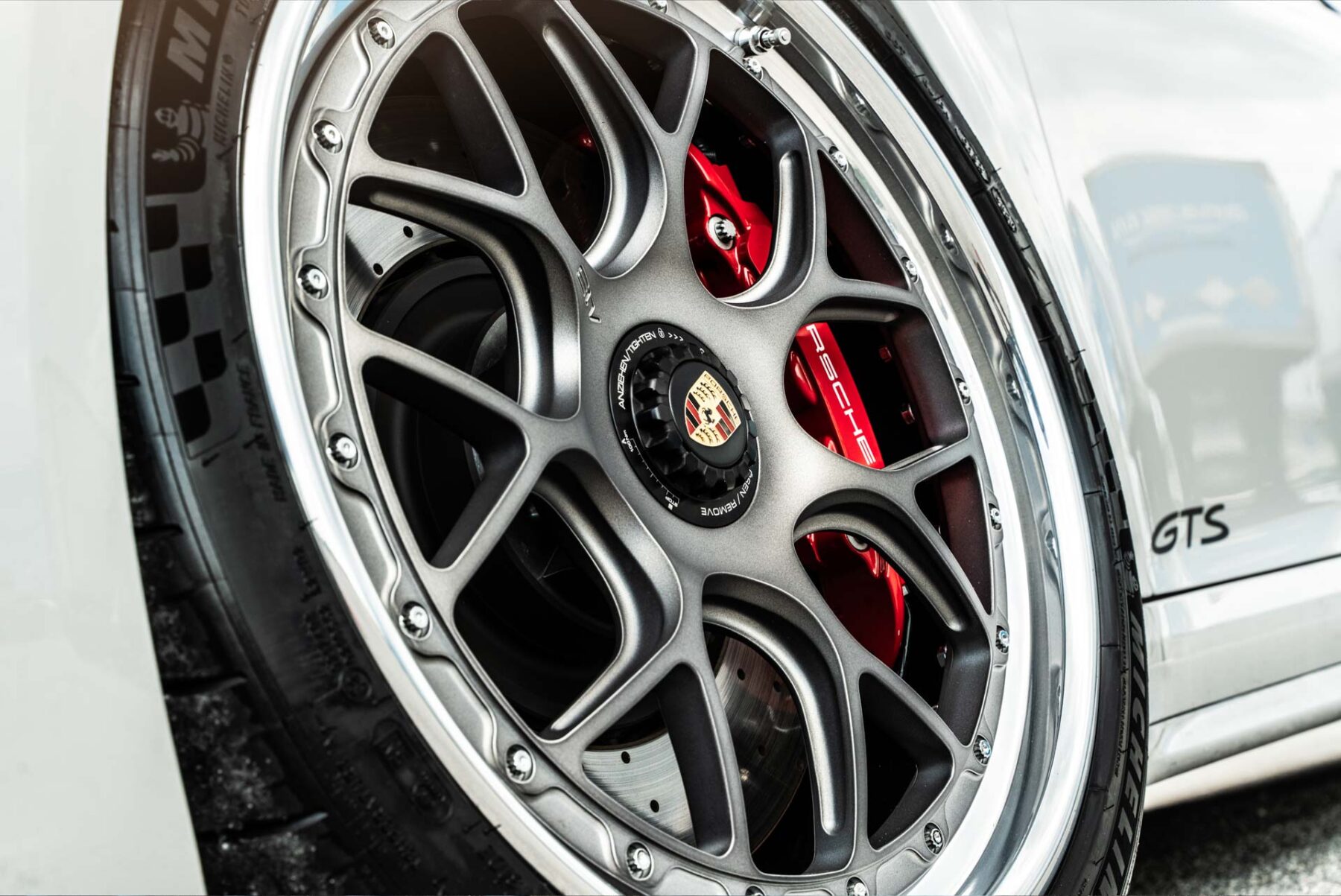 Porsche 911 992 GTS na felgach AL13 Wheels C007R