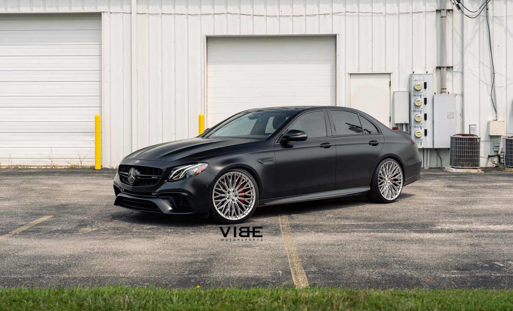 Mercedes Benz E63S AMG na felgach AL13 Wheels FR100