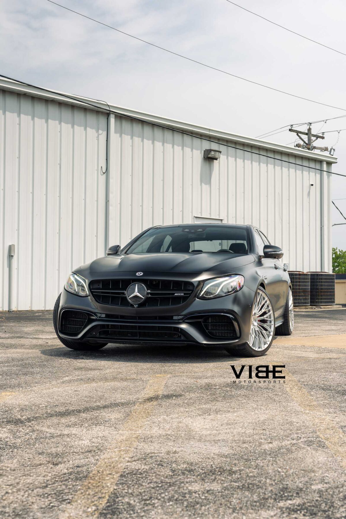 Mercedes Benz E63S AMG na felgach AL13 Wheels FR100