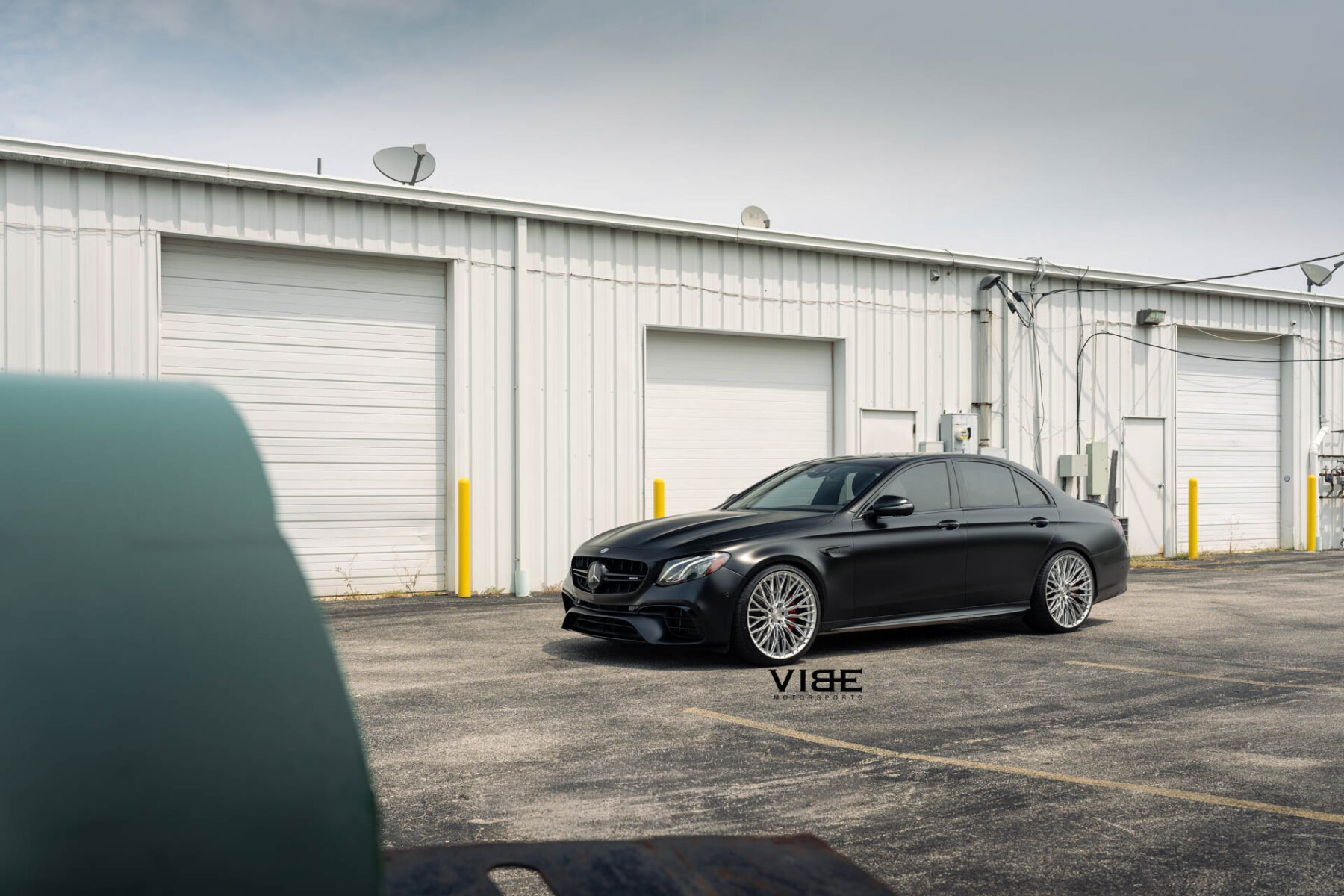 Mercedes Benz E63S AMG na felgach AL13 Wheels FR100