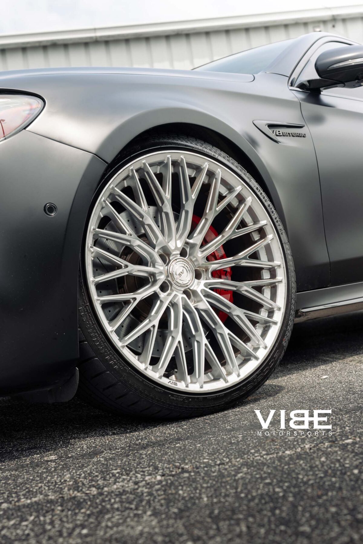 Mercedes Benz E63S AMG na felgach AL13 Wheels FR100