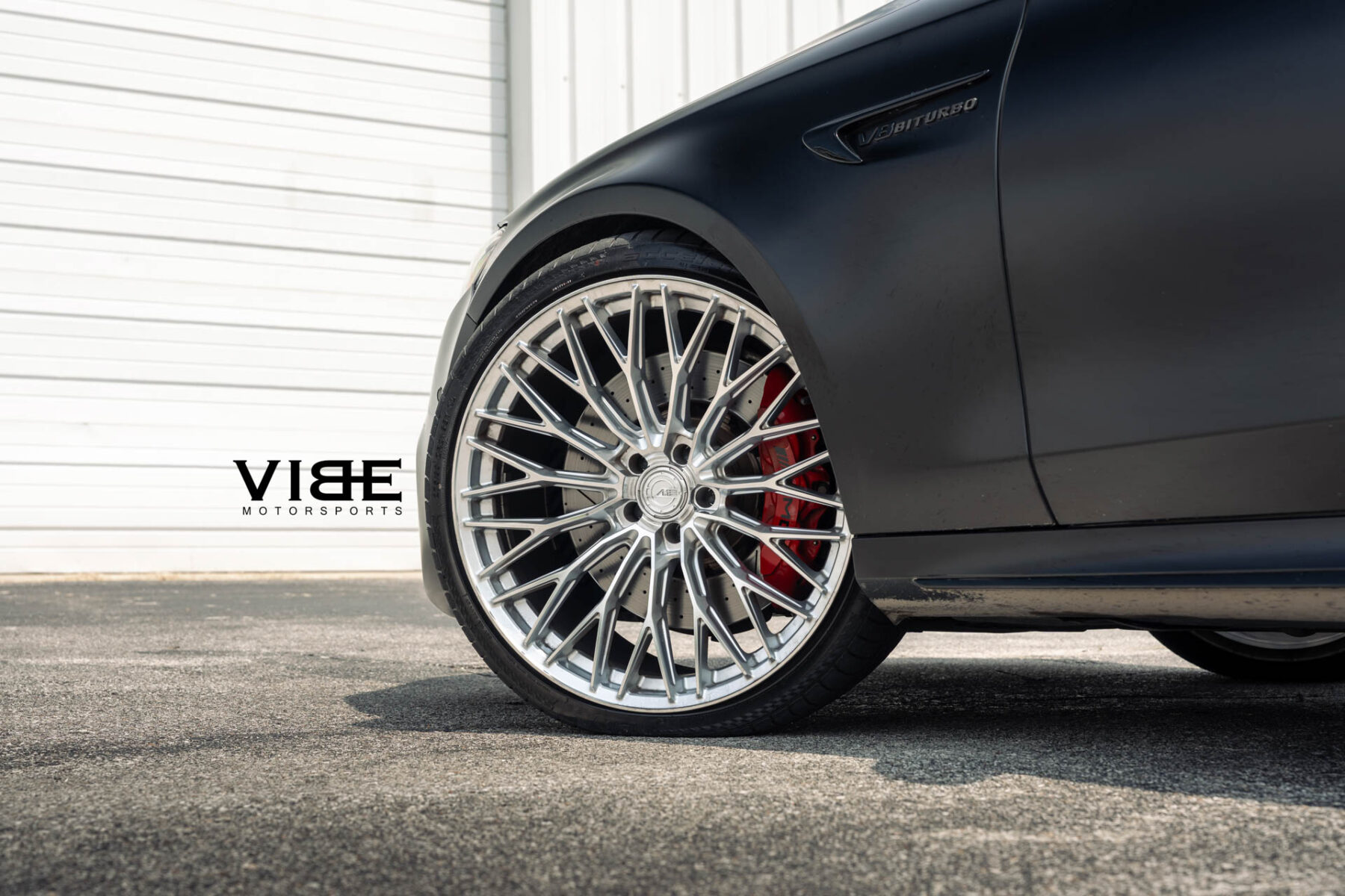 Mercedes Benz E63S AMG na felgach AL13 Wheels FR100