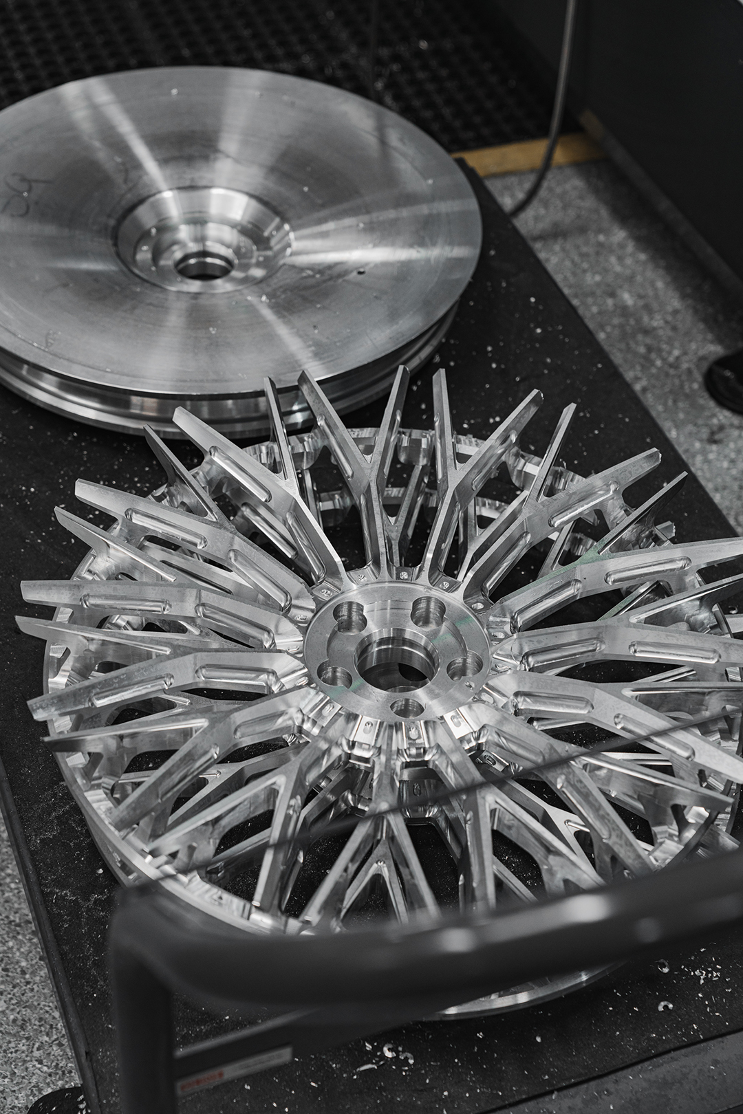 Produkcja felg AL13 Wheels – Frezowanie: tu powstaje wzór